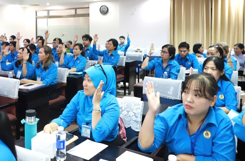 Hoi nghi Cong doan phuong Vinh Hoi bieu quyet thong qua nhiem vu phan dau trong nhiem ky 2025 - 2030 se thanh lap cong doan co so o 100% doanh nghiep co tu 10 lao dong tro len. Anh: Duc Long