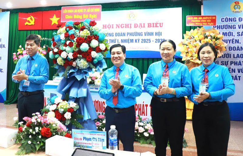 Representative of the Ho Chi Minh City Labor Federation (left) presented flowers to congratulate the Vinh Hoi Ward Trade Union Conference. Photo: Duc Long