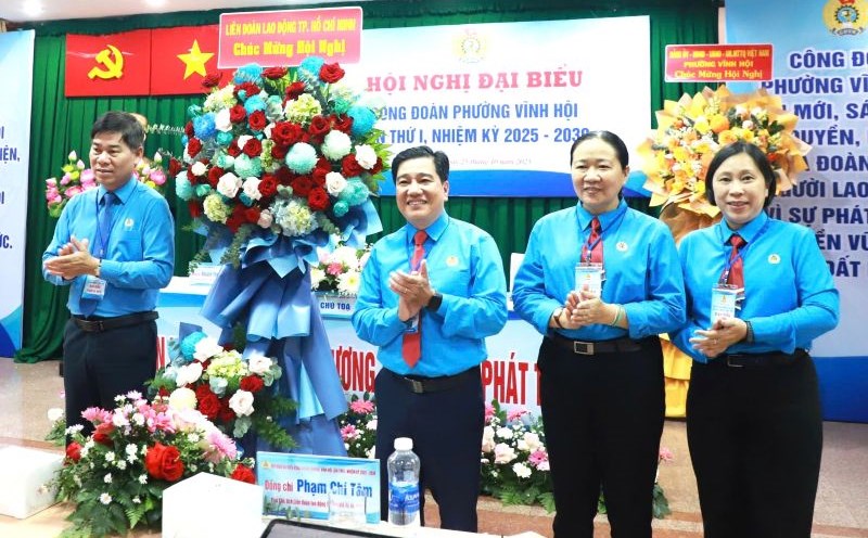 Representative of the Ho Chi Minh City Labor Federation (left) presented flowers to congratulate the Vinh Hoi Ward Trade Union Conference. Photo: Duc Long