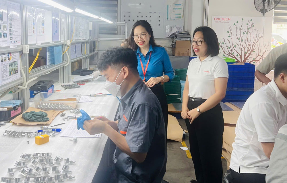 Lanh dao ban Cong doan khu cong nghiep tinh Phu Tho tham doanh nghiep, nam bat doi song doan vien, nguoi lao dong. Anh: An Vi