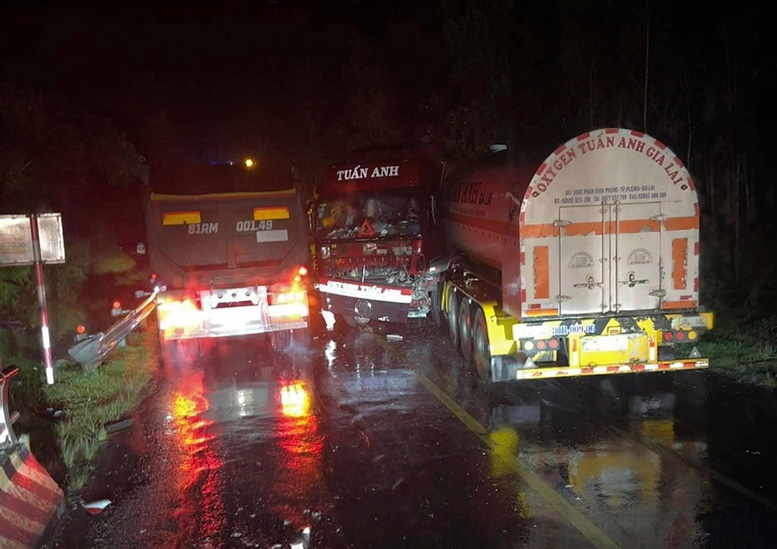 Multiple accidents on Lo Xo Pass during heavy rain on the evening of October 23, 2025. Photo: Thanh Tuan
