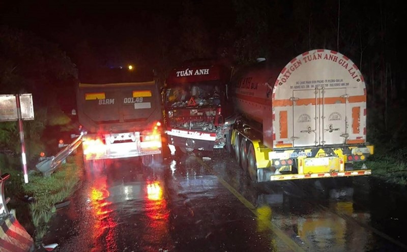 Multiple accidents on Lo Xo Pass during heavy rain on the evening of October 23, 2025. Photo: Thanh Tuan
