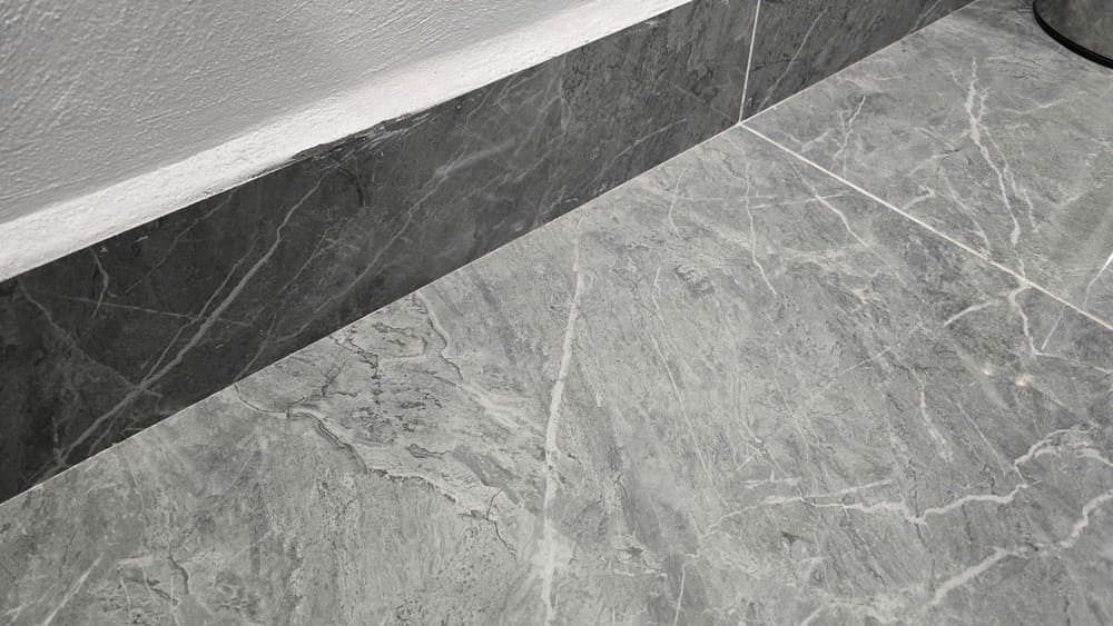 Les briques de fond de couleur neutre apportent de la sophistication de la detente et creent une sensation de spaciete pour l'espace de vie. Photo : Tuan Dat