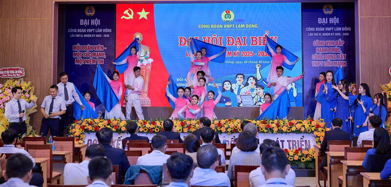 Le Congres des delegues du syndicat VNPT Lam Dong pour le mandat 2025-2030 est devenu un grand festival envoyant la confiance les attentes et la determination a innover des cadres des membres du syndicat et des travailleurs. Photo : Duc Lam