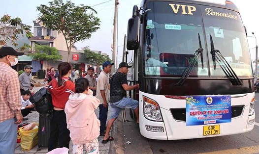 Đoàn viên, công nhân lao động về quê đón Tết Ất Tỵ năm 2025. Ảnh tư liệu: HAC