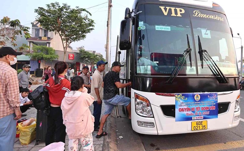 Union members and workers return home to celebrate the Lunar New Year 2025. Documentary photo: HAC