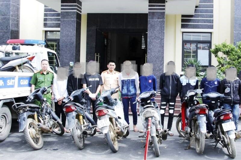 The police force arrested a group of subjects for disturbing public order. Photo: Son La Provincial Police