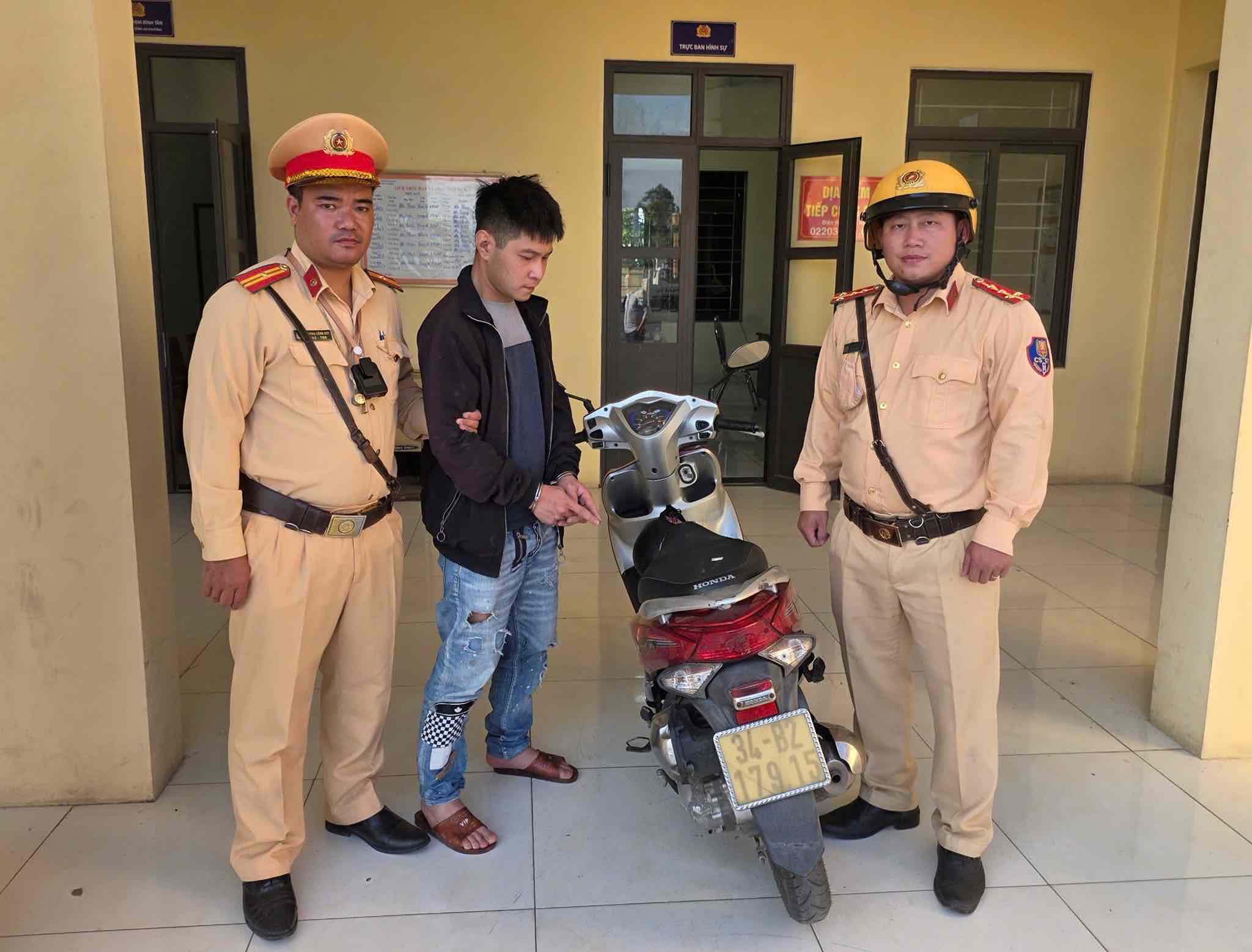 Sujet Do Quang Hieu au commissariat. Photo : Police de Haïphong