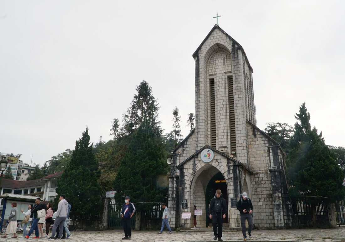 Området kring stenkyrkan lockar turister i den tidiga vinterkylan i Sa Pa. Foto: Van Thao