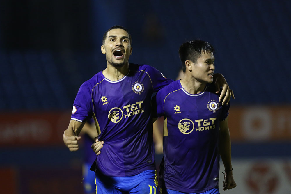 Phut 56, tren cham phat den, Hoang Hen (trai) dut diem lanh lung de nang ti so len 2-1 cho Ha Noi FC. Day cung la ban dau tien cua Hoang Hen sau khi anh chinh thuc co quoc tich Viet Nam.