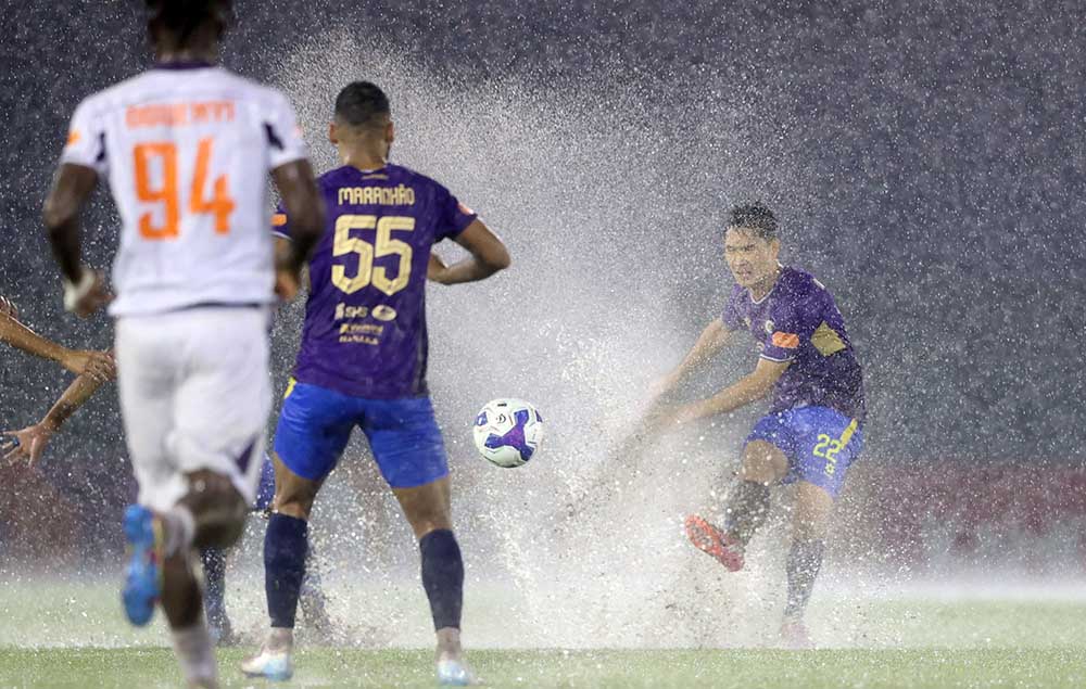 Tran dau giua Becamex TPHCM voi Ha Noi FC o vong 8 V.League 2025-2026 toi 25.10 dien ra duoi thoi tiet mua nang hat. Cau thu hai doi gap nhieu kho khan trong viec trien khai bong khi san Binh Duong day nuoc.