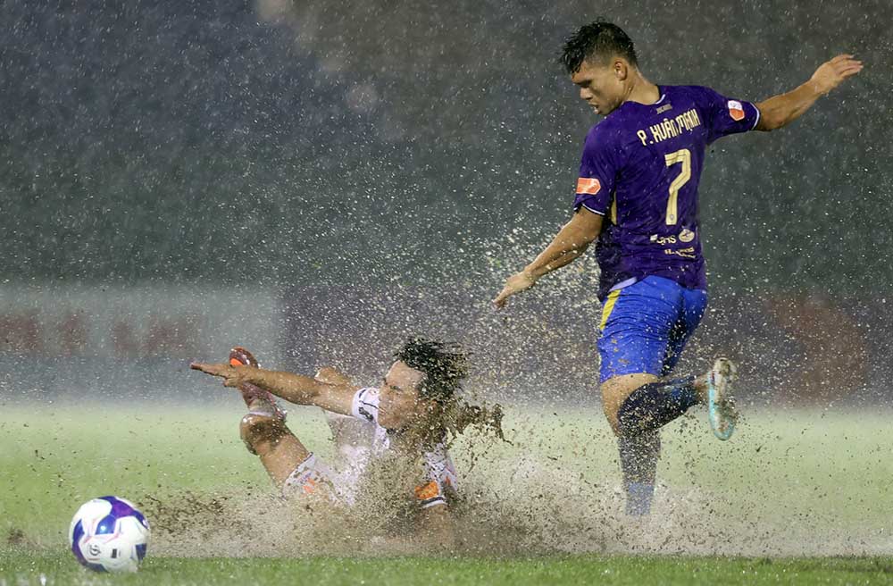 Ca Becamex TPHCM va Ha Noi FC deu khong the trien khai chien thuat nhu y duoi thoi tiet kho khan.