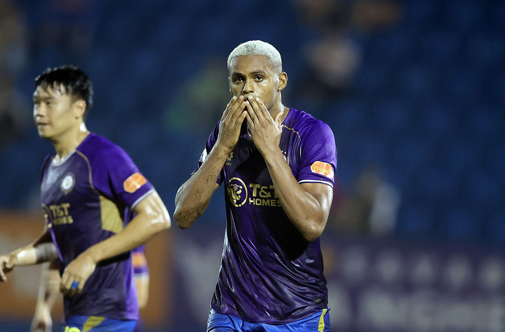 Nhung su dieu chinh cua huan luyen vien Kewell ngay lap tuc phat huy hieu qua. Tu pha da phat goc cua Ha Noi FC o phut 45, thu mon Minh Toan dam bong thanh cong o tinh huong dau tien. Tuy nhien anh lai mac loi dam truot o lan thu hai tao co hoi de Daniel Passira moc bong can thanh tung luoi Becamex TPHCM.