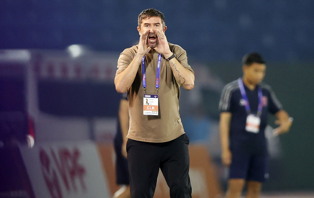 Ban thua buoc huan luyen vien Kewell phai yeu cau cac hoc tro day cao doi hinh len tan cong nham tim ban go.