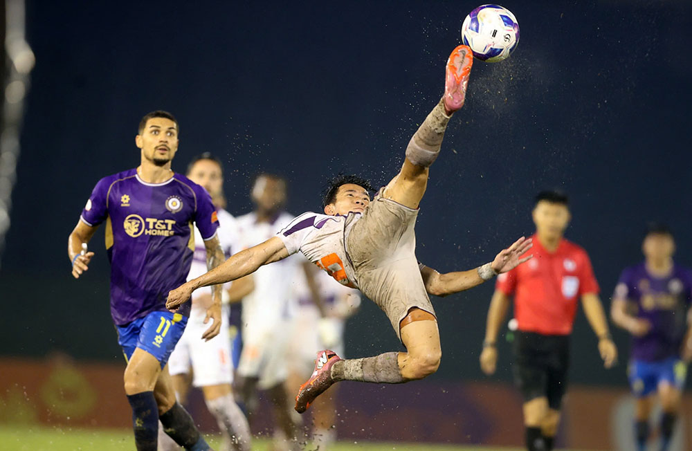 Ban go giup Ha Noi FC choi thoai mai hon trong hiep 2. Trong khi do, Becamex TPHCM phai lien tuc chong do cac dot tan cong tu phia Ha Noi FC.