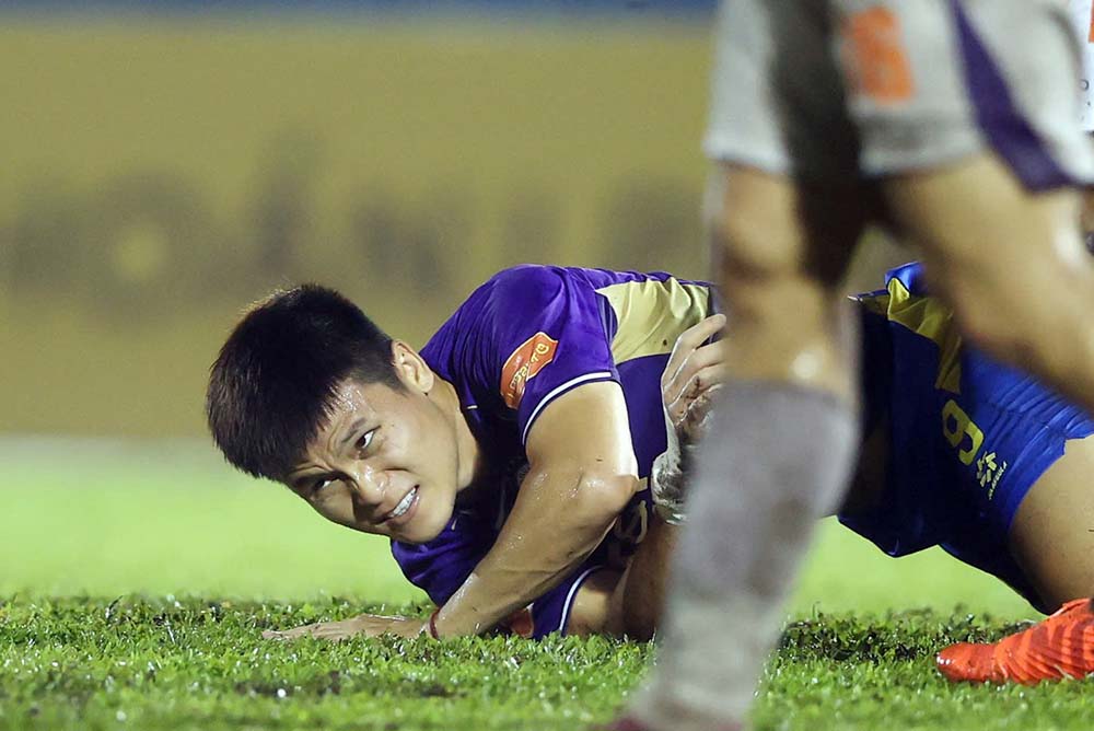 Sau khi tran dau tro lai, Ha Noi FC bat ngo bi thung luoi ngay phut 24 khi Viet Cuong lap cong cho Becamex TPHCM.