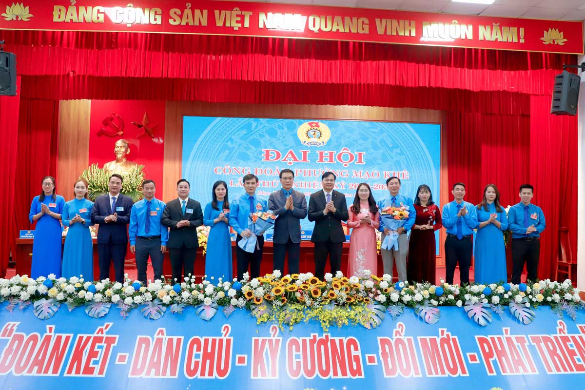 Los lideres de la Federacion Laboral Provincial y las autoridades locales celebran la reunion del Comite Ejecutivo del Sindicato de la comuna de Mao Khe 1er periodo mandato 2025 - 2030. Foto: Portal de Informacion Electronica de la comuna de Mao Khe