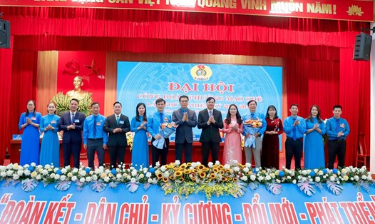 Lãnh đạo LĐLĐ tỉnh và chính quyền địa phương chức mừng Ban chấp hành Công đoàn phường Mạo Khê, khóa 1, nhiệm kỳ 2025 - 2030. Ảnh: Cổng TTĐT phường Mạo Khê