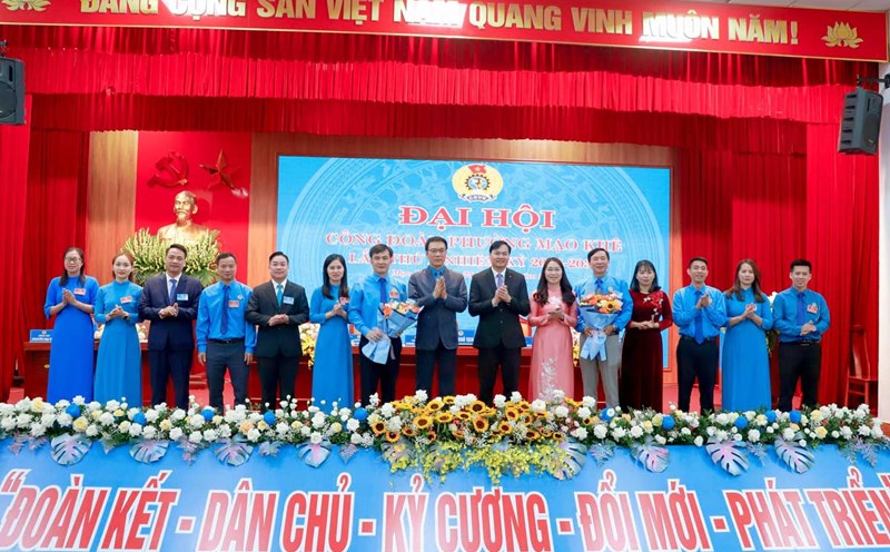 Leaders of the Provincial Federation of Labor and local authorities congratulated the Executive Committee of the Mao Khe Ward Trade Union, term 1, 2025 - 2030. Photo: Mao Khe Ward Portal