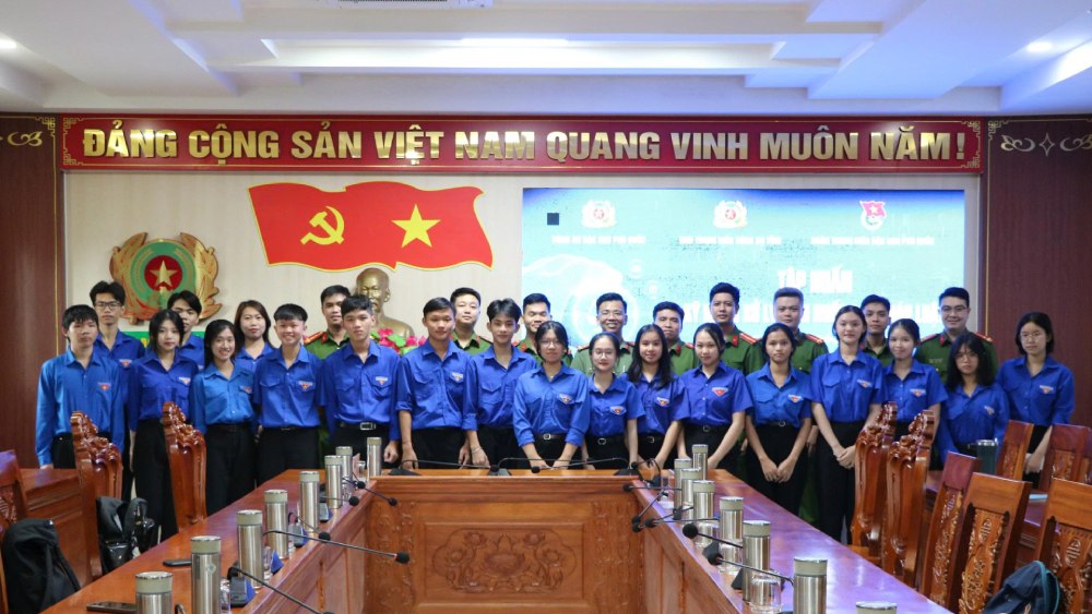 Ban To chuc chup anh luu niem cung cac doan vien tham du buoi tap huan. Anh: Tien Dung