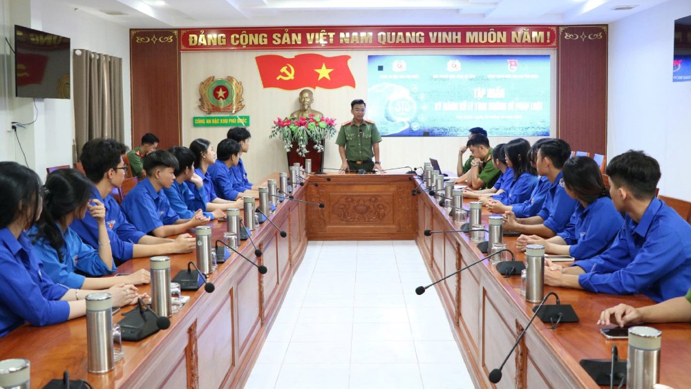 Miembros de la Union de Jovenes de la Policia de la Zona Especial de Phu Quoc y la Union de Jovenes de la Zona Especial de Phu Quoc asisten a la sesion de capacitacion. Foto: Tien Dung