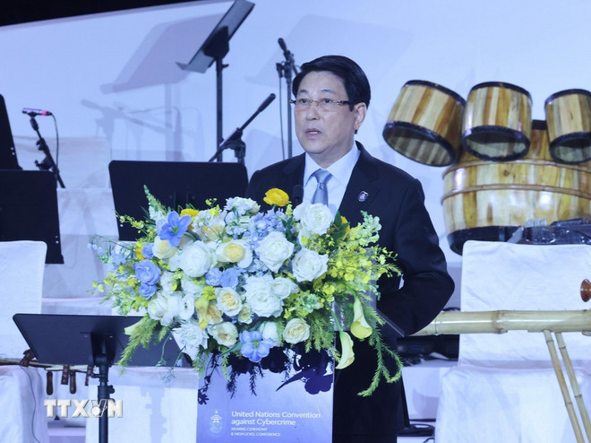 Politburo member and President Luong Cuong chaired a solemn reception for delegations attending the Opening Ceremony and the Hanoi Convention Summit. Photo: VNA