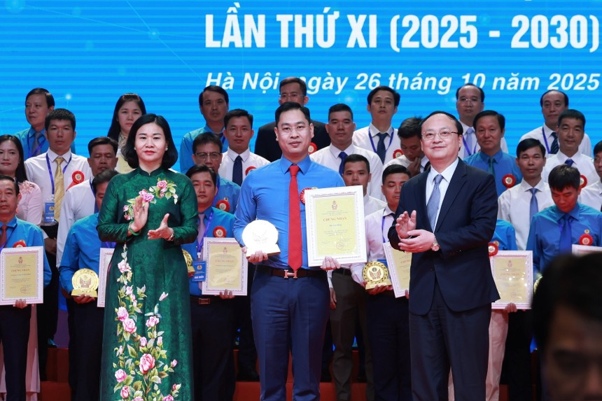 Ba Nguyen Thi Tuyen - Uy vien Trung uong Dang, Pho Chu tich Uy ban Trung uong MTTQ Viet Nam, Chu tich Hoi Lien hiep Phu nu Viet Nam va ong Do Tien Sy - Uy vien Trung uong Dang, Tong Giam doc Dai Tieng noi Viet Nam tang giay chung nhan va bieu trung cho dai dien lanh dao Bao Lao Dong. Anh: Hai Nguyen