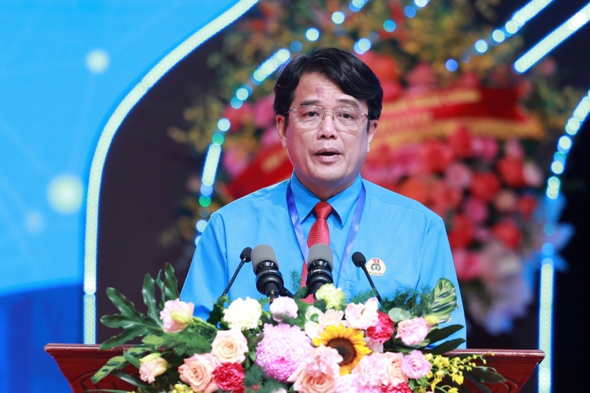 11h05: Ong Bui Thanh Nhan, Chu tich Lien doan Lao dong thanh pho Ho Chi Minh phat bieu huong ung phat dong phong trao thi dua yeu nuoc cong nhan, vien chuc lao dong toan quoc lan thu X