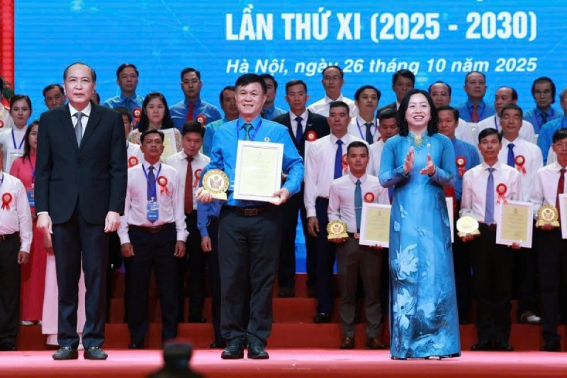 Ba Thai Thu Xuong - Pho Chu tich Thuong truc Tong Lien doan Lao Dong Viet Nam va ong Phan Nhu Nguyen - Uy vien du khuyet BCH Trung uong Dang, Pho Chu tich Thuong truc TU Hoi Nong dan Viet Nam trao bieu trung va Giay chung nhan cho cac ca nhan. Anh: Hai Nguyen