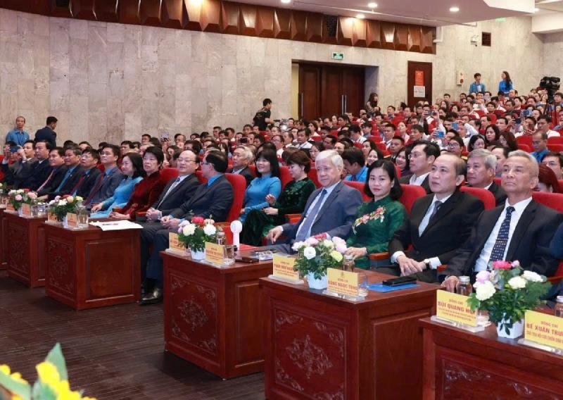 Chu tich Uy ban Trung uong Mat tran To quoc Viet Nam Do Van Chien cung lanh dao Dang, Nha nuoc, Mat tran To quoc Viet Nam, Tong LDLDVN... du Dai hoi thi dua yeu nuoc trong CNVCLD lan thu 11. Anh: Hai Nguyen