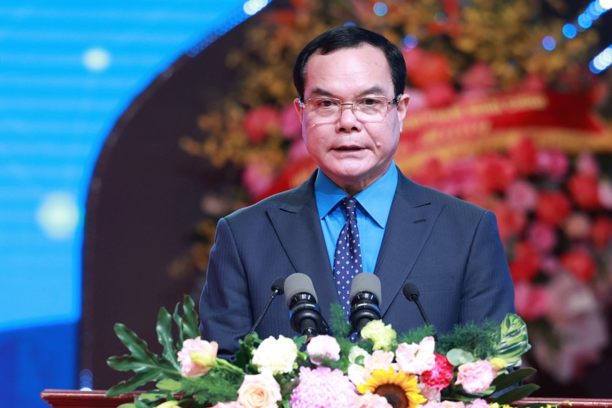 Ong Nguyen Dinh Khang - Uy vien Trung uong Dang, Uy vien Ban Thuong vu Dang uy MTTQ, cac doan the Trung uong, Pho Chu tich Uy ban Trung uong MTTQ Viet Nam, Bi thu Dang uy, Chu tich Tong LDLDVN phat bieu dap tu va phat dong phong trao thi dua yeu nuoc giai doan 2025-2030. Anh: Hai Nguyen