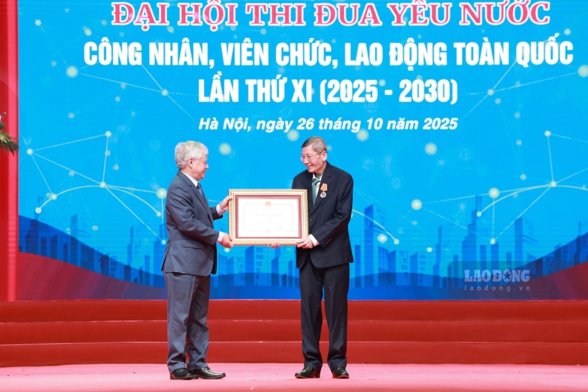 Ong Do Van Chien, Uy vien Bo Chinh tri, Bi thu Trung uong Dang, Bi thu Dang uy Mat tran To quoc, cac doan the Trung uong, Chu tich Uy ban Trung uong Mat tran To quoc Viet Nam trao Huan chuong Doc lap hang Ba cho ong Tran Thanh Hai, nguyen Pho Chu tich Thuong truc Tong Lien doan Lao dong Viet Nam. Anh: Hai Nguyen