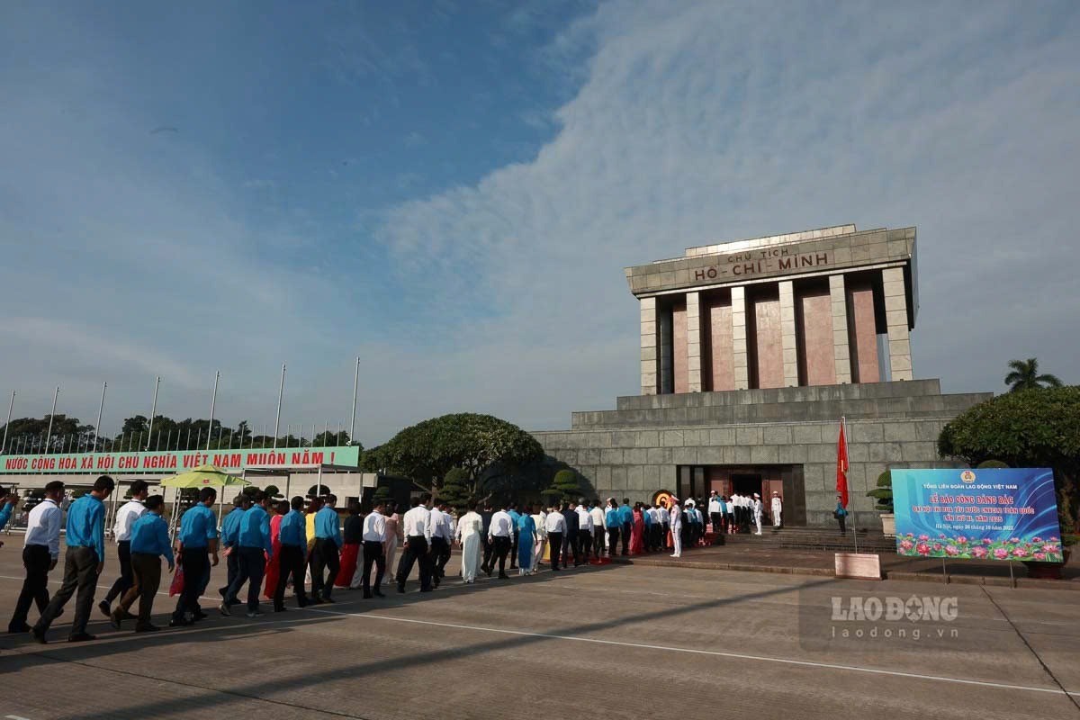 Sang 26.10, Doan dai bieu du Dai hoi thi dua yeu nuoc cong nhan vien chuc lao dong toan quoc lan thu XI du le bao cong dang Bac tai Lang Chu tich Ho Chi Minh. Anh: Hai Nguyen