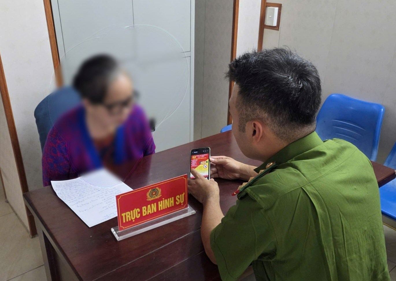 Công an phường Gia Viên giải thích cho bà P.T.N. Ảnh: Công an Hải Phòng