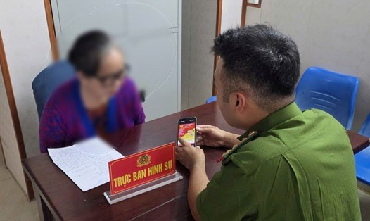 Công an phường Gia Viên giải thích cho bà P.T.N. Ảnh: Công an Hải Phòng