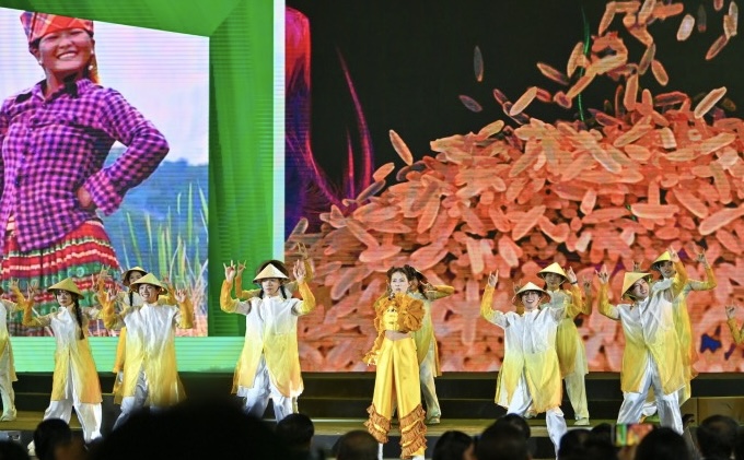 Phuong My Chi trinh dien “Rock hat gao”. Anh: Nam Giang