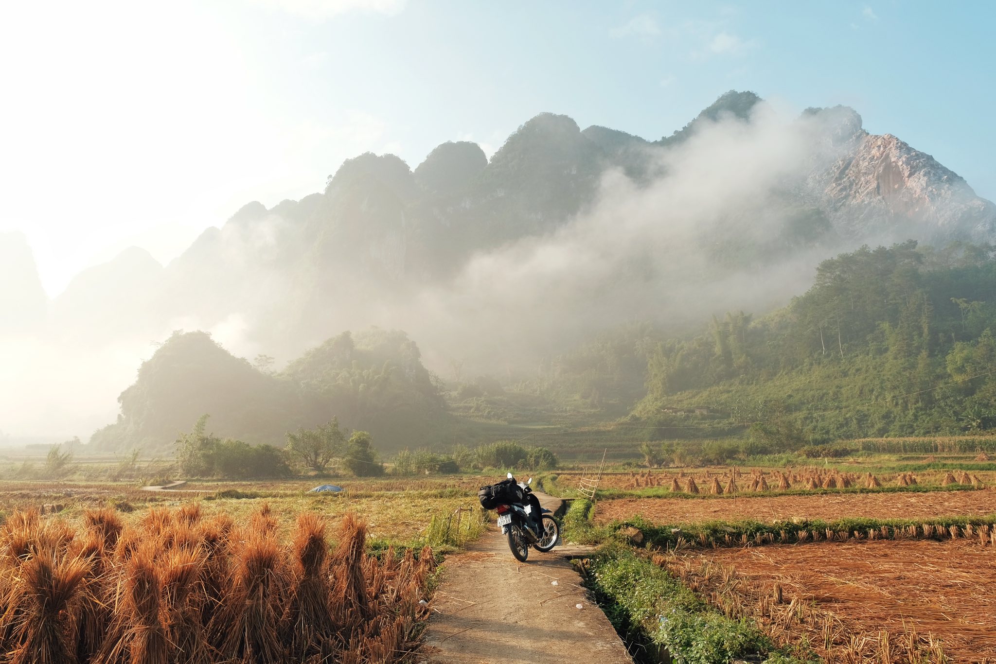Nhung con duong an hien trong suong o Cao Bang mua cuoi nam. Anh: Tuyen Parafu