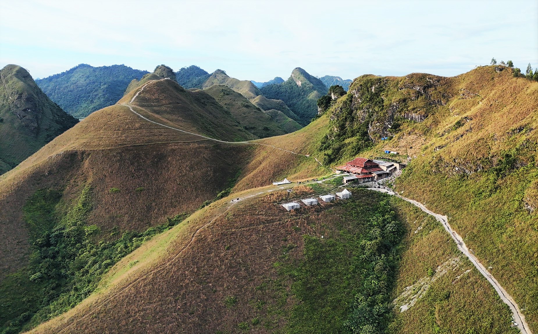 Doi co Ba Quang la noi du khach duoc trai nghiem ngu dem ngam trang sao, hoang hon, binh minh giua nui non trap trung. Anh: Tuyen Parafu