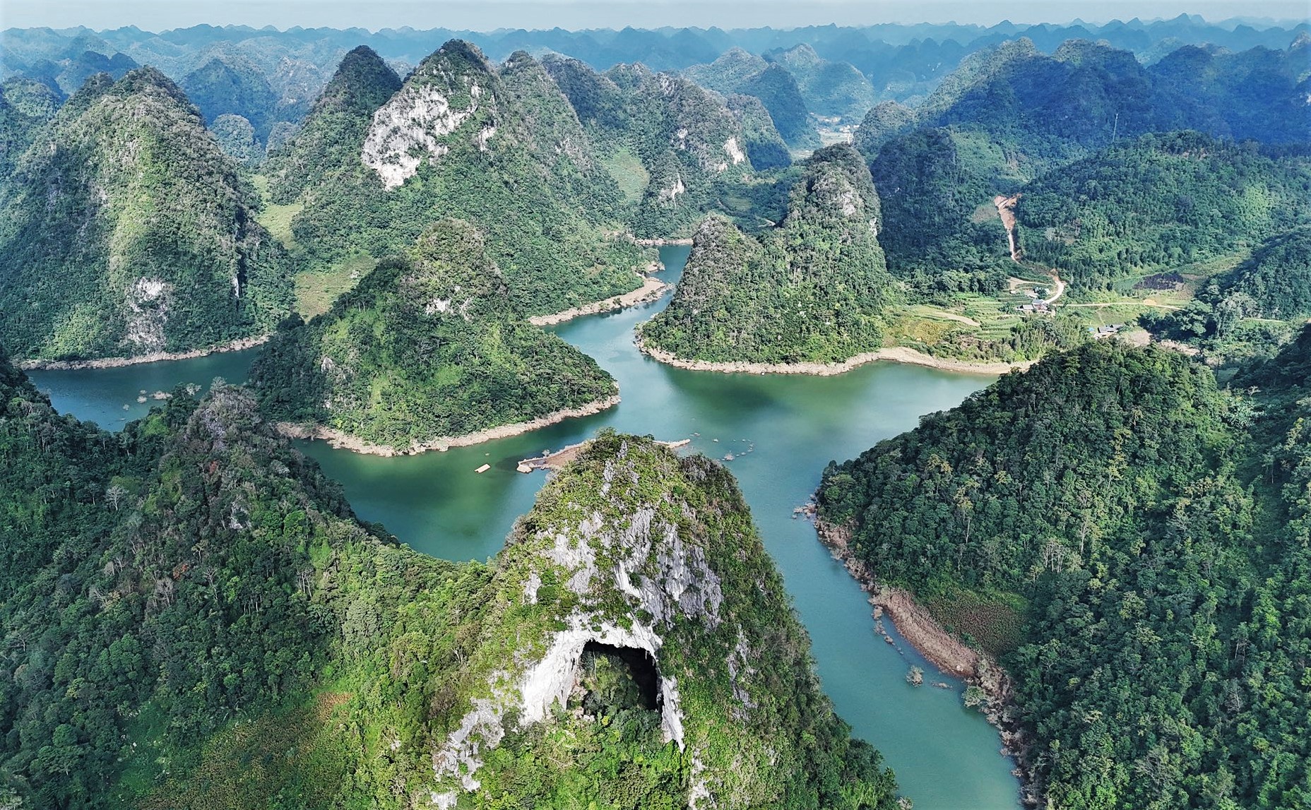 Thung lung ngap nuoc duoi chan nui Thung (nui Mat Than) o Trung Khanh, Cao Bang. Anh: Tuyen Parafu