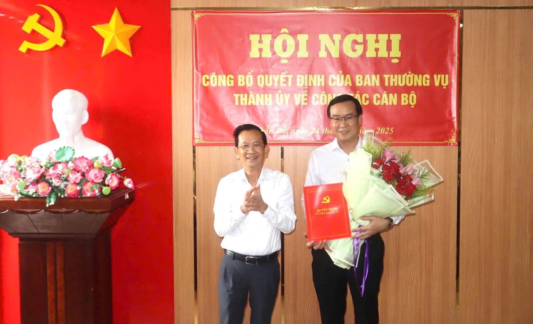 Ong Nguyen Thien Nhon - Truong Ban To chuc Thanh uy Can Tho trao quyet dinh va tang hoa chuc mung ong Nguyen Quoc Trung. Anh: Van Song