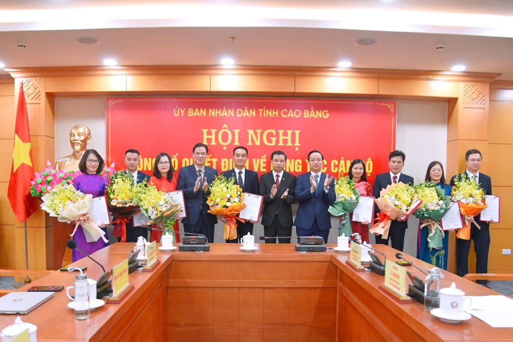 The People's Committee of Cao Bang province mobilized and appointed many key leaders. Photo: Vu Tiep