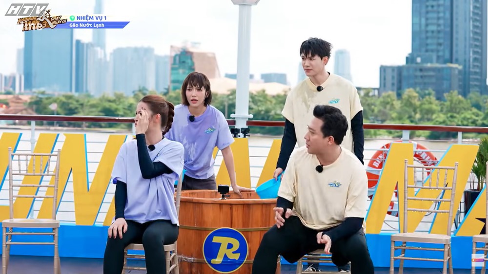 Dieu Nhi bi Anh Tu Atus tat mot luc 2 gao nuoc lanh. Anh: Cat tu video