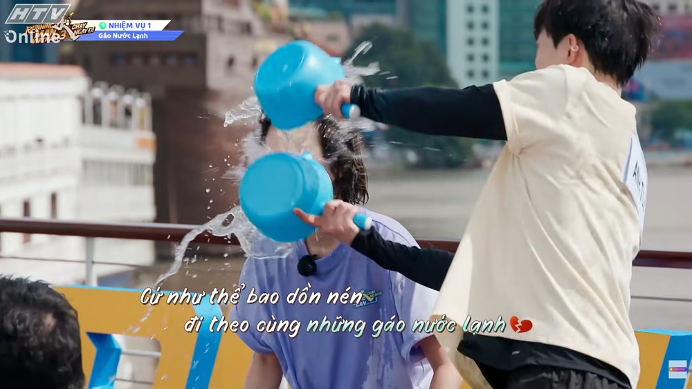 Dieu Nhi bi Anh Tu Atus tat mot luc 2 gao nuoc lanh. Anh: Cat tu video