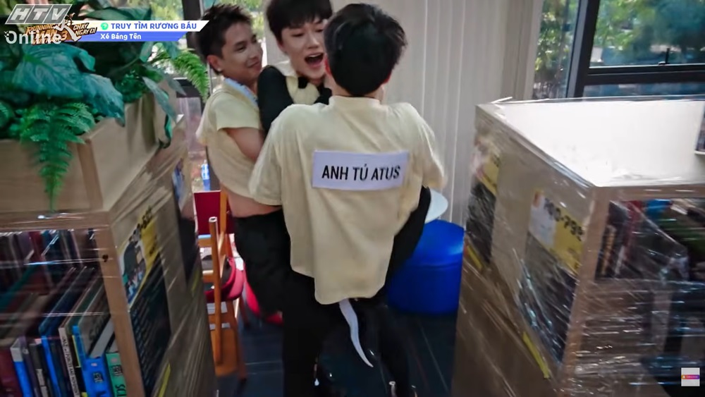 Quang Trung bi Quan A.P va Anh Tu Atus xe bang ten.