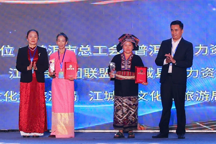 Le comite d'organisation remet le deuxieme prix a l'equipe de la province de Dien Bien. Photo : Giang Nam