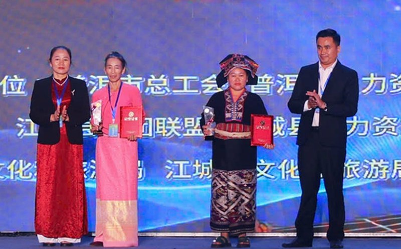 The Organizing Committee awarded the second prize to the team from Dien Bien province. Photo: Giang Nam