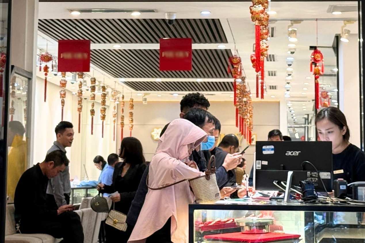 Ngay 25.10, nhieu nguoi den cua hang vang bac da quy tai Ha Noi de mua bac. Anh: Phuong Anh