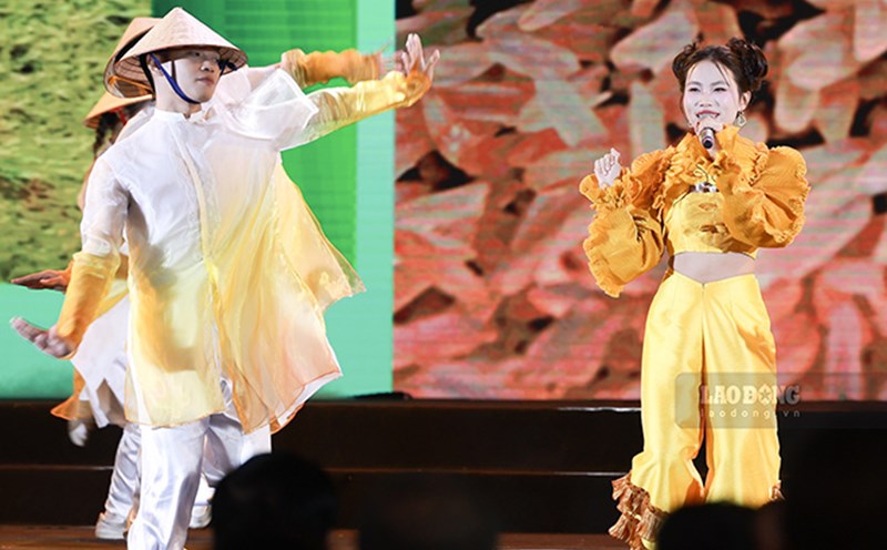 Phuong My Chi performed "Rock rice grains" on the evening of October 25. Photo: Hai Nguyen