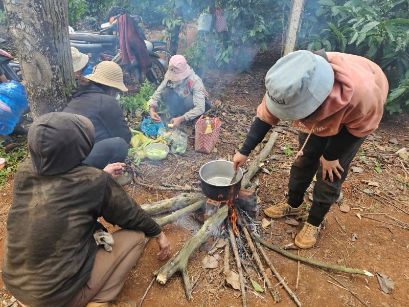 Nguoi dan tranh thu nhom bep nau an tai ray. Anh: Thanh Quynh