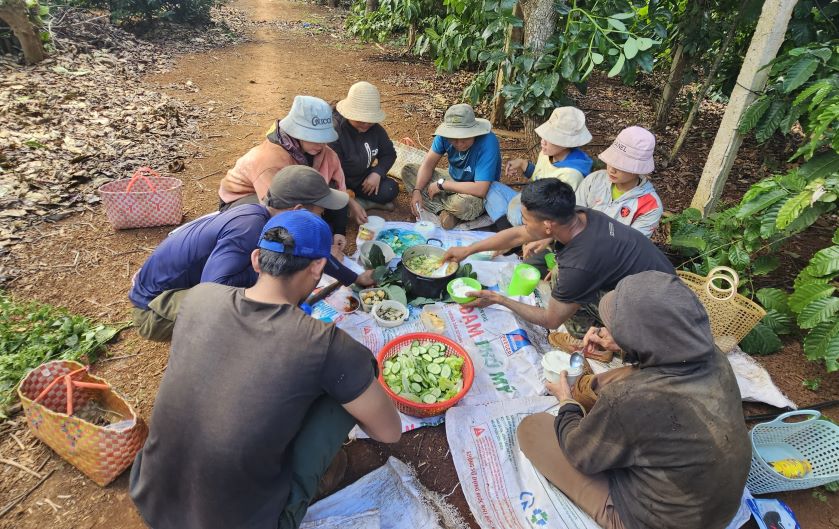 La gente se reune para almorzar en una plantacion en medio de la gran selva de Dak Lak. Foto: Thanh Quynh
